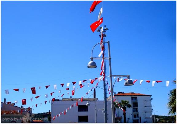 Εικόνα 3: Σε όλα τα δημόσια κτήρια της πόλης, στους δρόμους ακόμα και σε πολλά σπίτια υπάρχουν τουρκικές σημαίες.